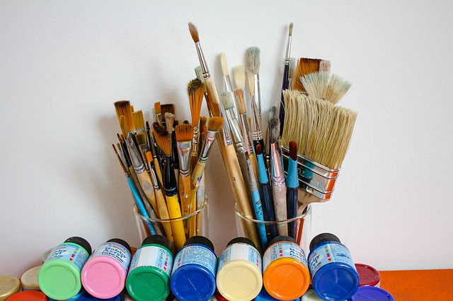 アクリル絵の具の代表的な技法とコツ 水彩絵の具で使える技法も 筆だけではない いろいろな道具を使おう 母画家道